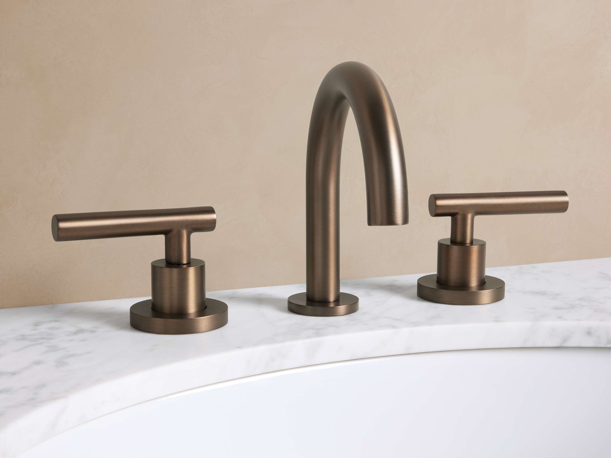 Crewe Smooth Faucet in Bronze